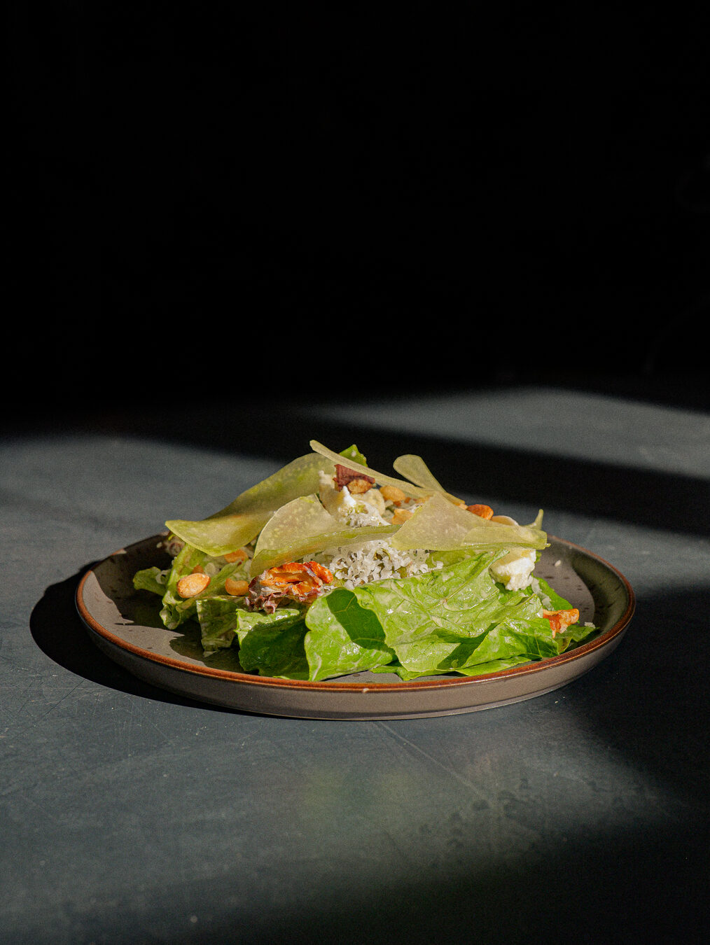 Salade composée avec tuiles croustillantes